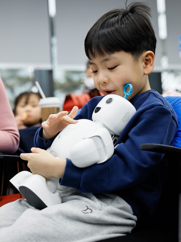 ’25. 2. 6. 설명회에 참석한 어린이들이 AI로봇 사용법을 배우고 있다. 사진=송파구