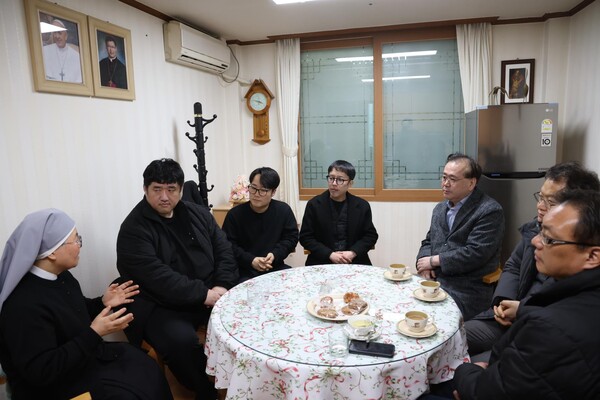 브릴리언스 봉사자들이 시설의 수녀님과 차담회를 하고 있다. 사진=김한주 기자