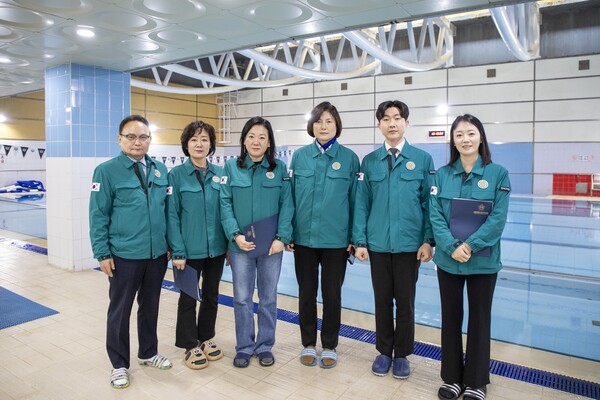 강서구의회 행정재무위원회는 지난14일 ‘공항동 주민센터 지하 공영주차장 확충 사업’ 및 ‘공항동 생활SOC 복합화 사업’의 추진현황을 살피기 위해 현장방문을 실시했다. 왼쪽부터 김성한, 정재봉, 최세진, 정정희(위원장), 홍재희, 김순옥 의원. 사진=강서구의회 