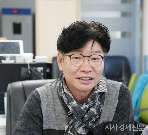 슈퍼푸드 미세조류를 연구하여 제주 용암해수를 활용한 두날리엘라를 대량 배양하여 천연기능성 고체 소금과 액상 소금을 생산하고 있는 ㈜케이마린바이오테크 강동율 대표. 사진제공=케이마린바이오테크