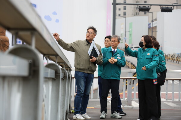 장인홍 구로구청장이 목감교 확장 추진 공사에 대한 설명을 듣고 있다. 사진=구로구