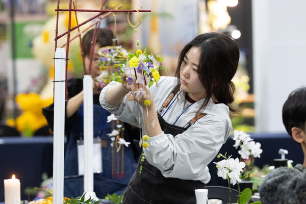 3일, 2025고양국제꽃박람회가 개최된 일산호수공원 화훼산업관에서 ‘제25회 IHK컵 플라워디자인 기능경기대회’ 예선전이 열렸다. 생화를 소재로 한 서프라이즈 과제에서 화훼장식 기능·기술을 겨루는 대회로 4일 본선경기를 치른다. 이후 예선·본선 심사 점수를 합쳐 대상(고용노동부장관상)을 비롯해 8개의 상을 시상한다. 사진제공=고양특례시
