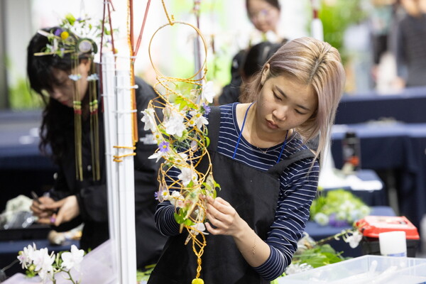 3일, 2025고양국제꽃박람회가 개최된 일산호수공원 화훼산업관에서 ‘제25회 IHK컵 플라워디자인 기능경기대회’ 예선전이 열렸다. 생화를 소재로 한 서프라이즈 과제에서 화훼장식 기능·기술을 겨루는 대회로 4일 본선경기를 치른다. 이후 예선·본선 심사 점수를 합쳐 대상(고용노동부장관상)을 비롯해 8개의 상을 시상한다. 사진제공=고양특례시