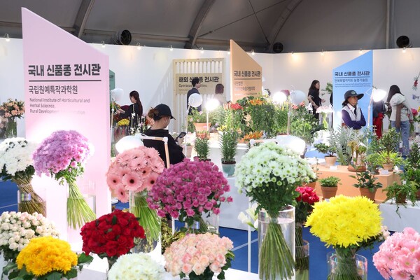 2025고양국제꽃박람회 실내전시관에는 세계 각국의 화훼 작품, 우수 품종, 국내외 신품종을 한자리에 모아놔 국내외 화훼 트렌드를 한 눈에 볼 수 있다. 사진제공=고양국제꽃박람회