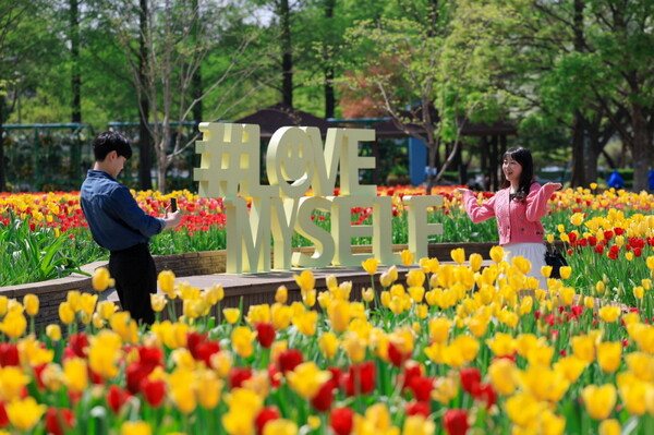 2025고양국제꽃박람회가 열린 일산호수공원에 방문객들의 발길이 이어지고 있다. 1억 송이의 꽃으로 가득한 야외정원, 메인 조형물 ‘황금빛 판다’를 배경으로 친구, 연인과 함께 인생 샷을 남기고 있다. 사진제공=고양특례시