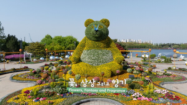 2025고양국제꽃박람회가 열린 일산호수공원 꿈꾸는 정원에 대형 꽃 조형물 ‘황금빛 판다’가 설치돼 있다. 황금빛 꽃으로 물든 판다는 꽃과 나비, 벌과 꿀이 가득한 꿈같은 세상을 표현하며 방문객에게 꽃의 기운을 퍼트린다. 사진제공=고양특례시