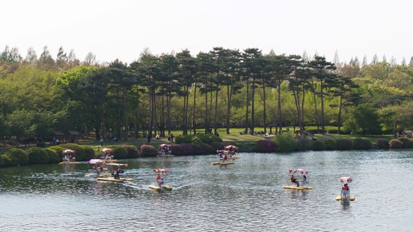 2025고양국제꽃박람회가 개최된 일산호수공원에서 관람객들이 ‘수상 꽃 자전거’를 타고 있다. 호수 위를 달리는 수상 꽃 자전거는 꽃박람회 기간인 5월 11일까지 체험이 가능하며, 오전 9시 30분부터 일몰 30분 전까지 운영한다. 사진제공=고양특례시