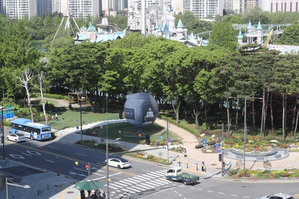 ‘부처님오신날’ 영상이 표출되고 있는 스피어와 석촌호수 전경. 사진=송파구
