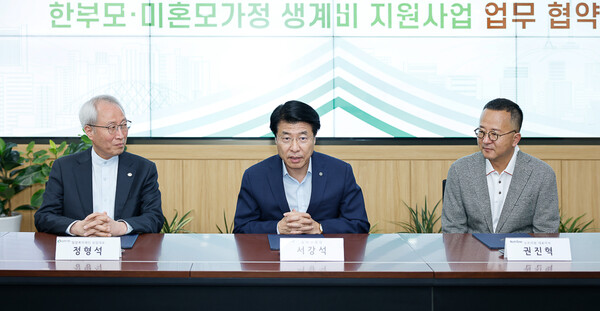 ‘25. 5. 7. (좌측부터)정형석 밀알복지재단 상임대표, 서강석 송파구청장, 권진혁 뉴트리원 대표가 이야기를 나누고 있다. 사진=송파구