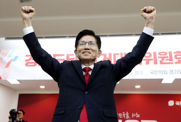 경기도당 선거대책위 발대식에서 두 주먹을 불끈 쥐고 인사하는 김문수 후보의 모습. 사진=국민의힘