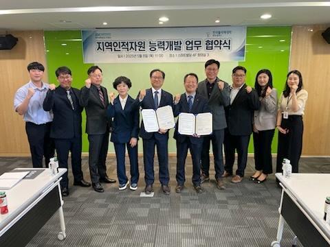 한국폴리텍대학 제주캠퍼스(학장 김광섭 좌측 다섯번 째)가 취업처 확보에 주력한다. 이를 위해 제주캠퍼스는 지난 8일 오전 제이디씨파트너스 회의실에서 AI콘텐츠 기술인력 양성과 졸업생 취업연계를 위한 업무협약(MOU)을 체결했다. 사진=제주캠퍼스