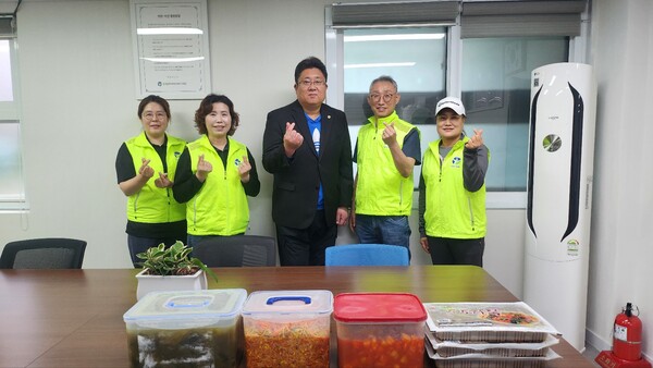한국법무보호복지공단 경기남부지부는 지난 9일 지부장실에서 생활관 보호대상자를 위한 사랑의 밑반찬 나눔 지원 전달식을 진행했다. 전달식 전 기념촬영을 하고 있다. 사진=남부지부