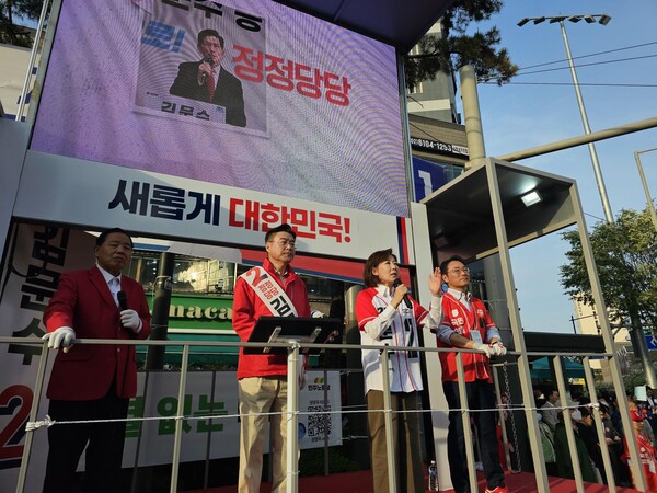 국민의힘이 김문수 대선 필승을 위한 총력전을 펼친다. 지난 14일 오후 6시 양천구 신정네거리에서 김 후보 대통령 당선을 위한 집중유세가 열렸다. 사진 우측부터 김일호 강서병 당협위원장, 나경원 의원, 오경훈 양천을 당협위원장. 사진=원금희 기자