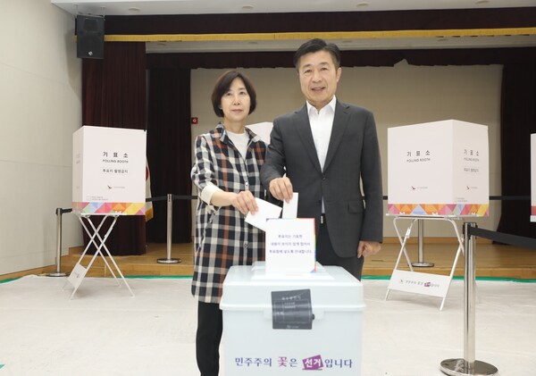 전성수 구청장이 배우자 정현주 여사와 함께 양재2동주민센터에 설치된 양재2동 제1투표소를 찾아 한표를 행사하고 있다. 사진=서초구