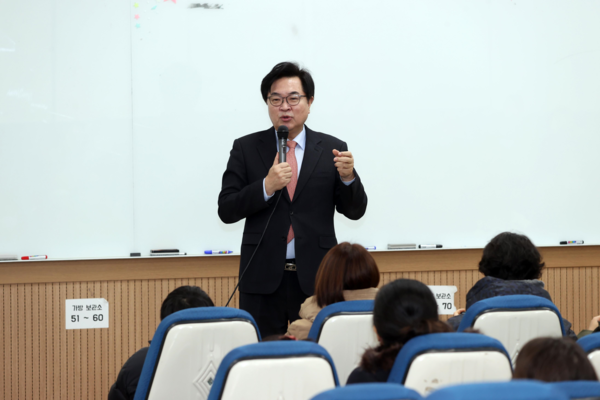 박일하 구청장이 지난 1월 서울 동작구 숭실대학교에서 열린 ‘겨울방학 동작형 리스닝 영어캠프’에 참석해 인사말을 하고 있다. 사진=동작구