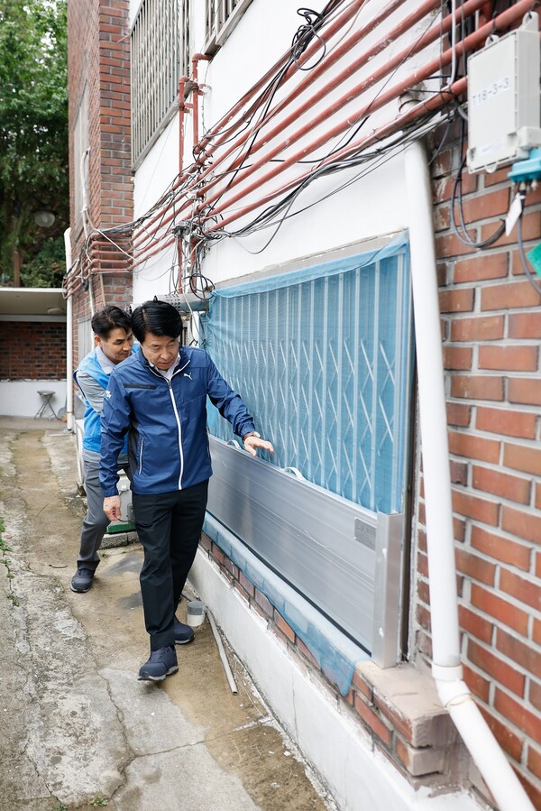 시설점검 중인 서강석 구청장. 사진=송파구