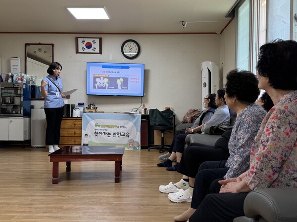 송파구가 경로당에서 진행한 ‘찾아가는 안전취약계층 안전교육’ 모습. 사진=송파구 