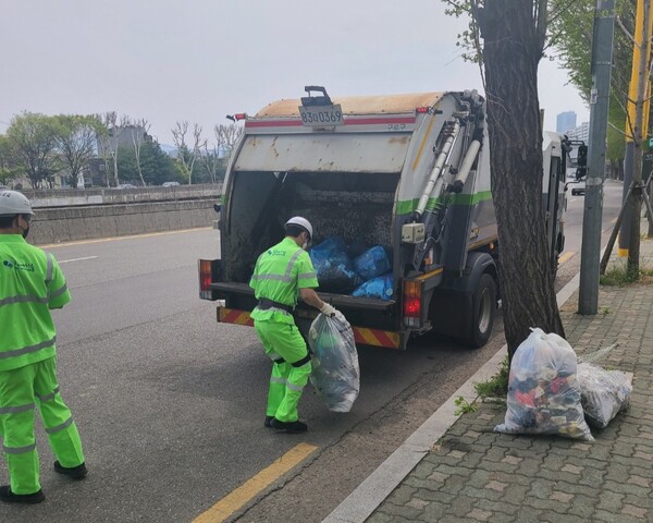 구로구 환경미화원들이 생활폐기물을 수거하고 있다. 사진=구로구