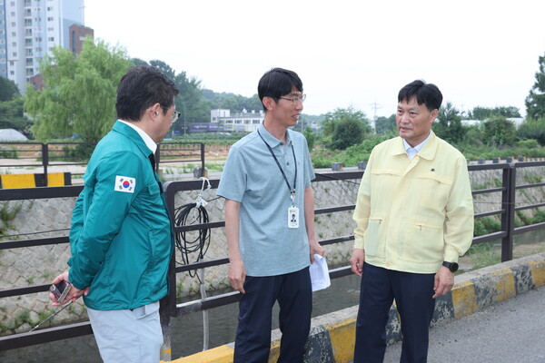 박노선 일산동구청장이 풍동 제5간이배수펌프장 현장을 확인하고 있다. 사진제공=고양특례시