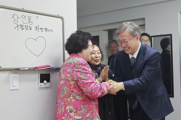 장인홍 구로구청장이 4월 3일 취임행사 현장방문에서 화원경로당을 방문해 어르신과 인사하고 있다. 사진=구로구