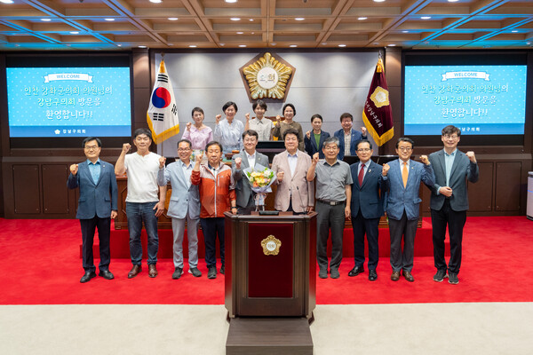 지난 10일 강화군의회 의원들과 함께 단체사진을 찍는 강남구의회 의원들. 사진=강남구의회