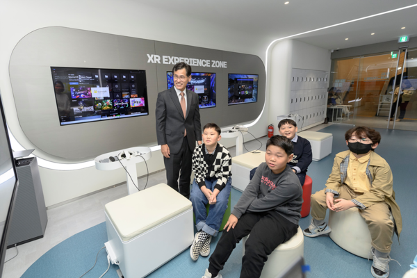 목동미래교육센터 XR(확장현실) 체험존에서 학생들과 이기재 구청장. 사진=양천구