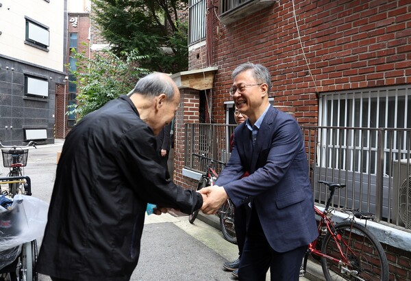 장인홍 구청장(오른쪽)이 어르신과 반갑게 인사를 나누고 있다. 사진=구로구