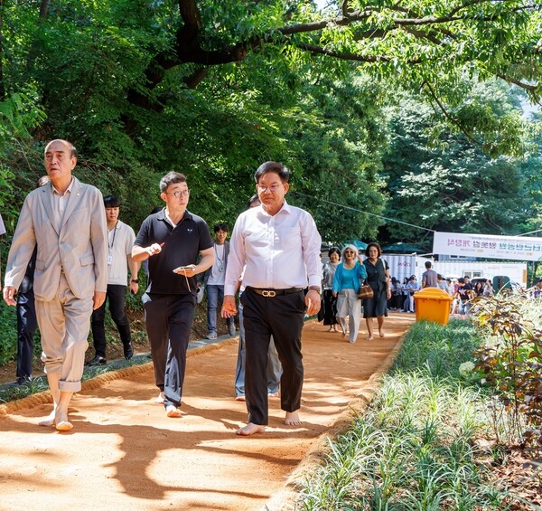 박강수 마포구청장과 주민들이 샛터근린공원 황톳길을 걷고 있다. 사진=마포구