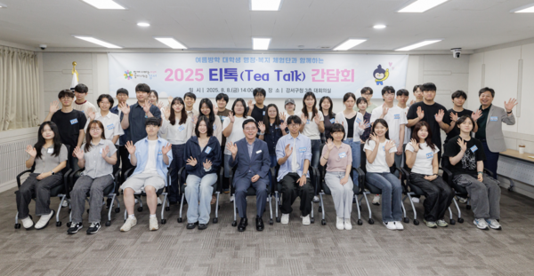 진교훈 서울 강서구청장(앞줄 왼쪽 다섯 번째)이 구청 대회의실에서 열린 ‘대학생 행정·복지 체험단 티톡 간담회’에서 학생들과 기념촬영을 하고 있다. 사진=강서구