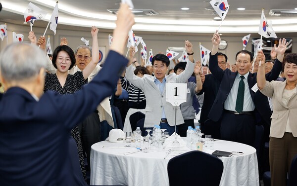 제80주년 광복절 기념식에서 서강석 구청장과 광복회 회원들이 함께 만세삼창을 하고 있다. 사진=송파구