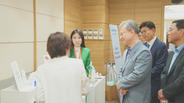 장인홍 구로구청장(왼쪽 세번째)이 수출상담회에서 참가기업 제품 전시공간을 둘러보고 있다. 사진=구로구