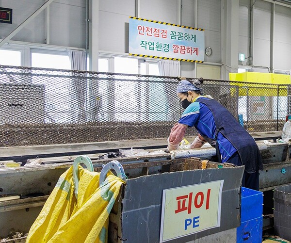 한 직원이 재활용 선별 작업을 하고 있다. 사진=강서구