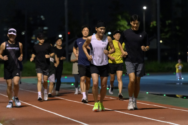 생활체육교실 ‘양천러닝크루’와 함께 달리고 있는 이기재 구청장. 사진=양천구