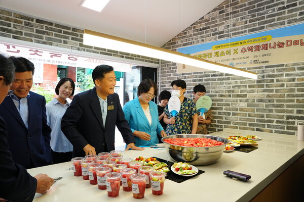 이승로 성북구청장이 지난 11일 '성북 곳간' 개소식에 참석했다. 사진=성북구