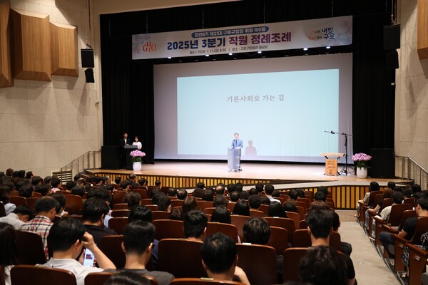 장인홍 구청장이 7월 10일 구로구민회관 대강당에서 열린 2025년 3분기 직원 정례조례에서 취임 100일을 맞아 기본사회를 주제로 조례사를 하고 있다. 사진=구로구