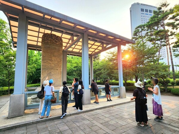 삼전도비를 찾은 탐방객들이 해설사의 설명을 듣고 있다. 사진=송파구