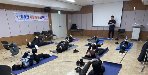 장애인 재활운동 교육에서 근력향상을 위한 스트레칭을 하고 있다. 사진=구로구