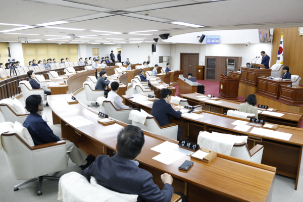  양천구의회는 10일 제314회 임시회 제1차 본회의를 열고, 2025년도 제2회 추가경정예산안 및 기금운용계획 변경안을 포함한 주요 안건을 상정하며 심사 준비에 돌입했다. 본회의장 모습. 사진=양천구의회