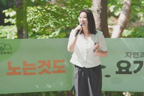 정초립 의원이 작년에 열린 인더숲 예술무대 요가&토크 콘서트에서 개최사를 하고 있다. 사진=정초립 의원실
