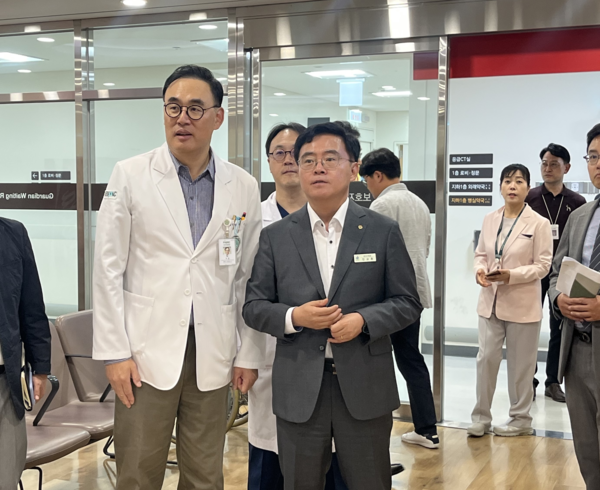 진교훈 구청장(맨앞 왼쪽 두 번째)이 24일 추석을 앞두고 이대서울병원 응급의료센터를 찾아 의료 현장을 살펴보고 있다. 사진=강서구