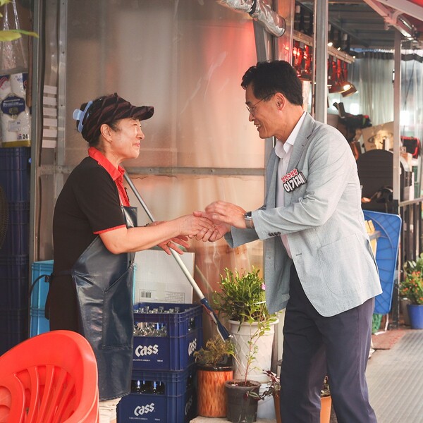 이기재 구청장(오른쪽)이 시장에서 상인과 추석 인사를 나누고 있다. 사진=양천구