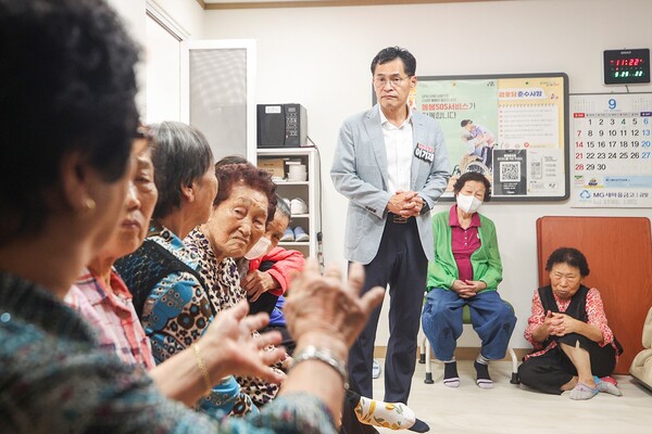 이기재 구청장이 경로당을 찾아 지역 어르신들의 이야기를 경청하고 있다. 사진=양천구
