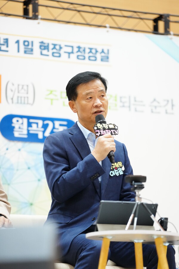 이승로 성북구청장이 현장 구청장실에서 주민 제안 처리 결과를 설명하며 동별 개선 사례를 직접 발표하고 있다. 사진=성북구