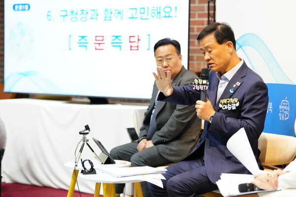 이승로 성북구청장이 현장구청장실을 통해 주민들의 질문에 직접 답변하며 현안 해결 방향을 설명하고 있다. 사진=성북구
