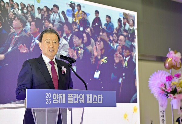 제7회 양재 플라워 페스타 개회사를 하는 aT 홍문표 사장. 사진=aT 