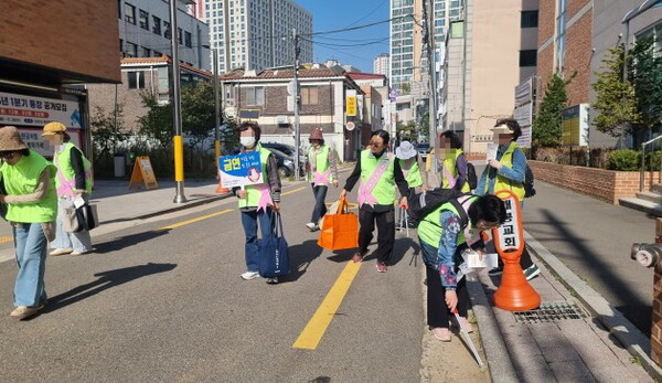 음주폐해 예방캠페인과 함께 금연지도원이 금연홍보와 담배꽁초 줍기를 하고 있다. 사진=구로구 