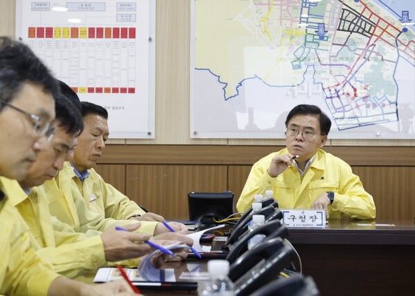 진교훈 구청장이 구청에서 ‘제설대책본부 발대식’을 갖고 재난 안전 부서장들과 함께 겨울철 제설대책을 최종 점검하고 있다. 구는 2026년 3월 15일까지 4개월간을 제설대책기간으로 정하고 24시간 비상근무체제에 들어간다. 사진=강서구