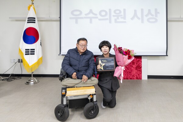 강서구의회 이종숙 의원(우측)이 11월 12일 열린 '2025 강서구 정책 토론회, 불편을 말하고, 변화를 약속하다'에서 장애인 정책 개선과 복지 향상에 기여한 공로로 ‘우수의원상’을 수상했다. 사진=이종숙 의원