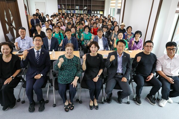 새마을운동회 간담회를 마치고 강민하 의원(가운데)이 단체 기념 촬영을 하고 있다. 사진=서대문구의회