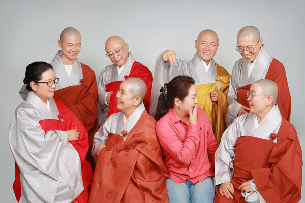 한국불교종단협의회 소속 일곱분의 스님들이 공연에 앞서 성공적인 화합의 법음을 다짐하고 있다. (가운데, 전통국악예술교육협회 김혜진 회장). 사진=전통국악예술교육협회 제공